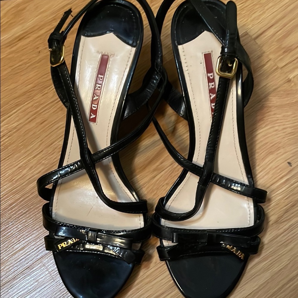 Prada black patent leather sandals 38